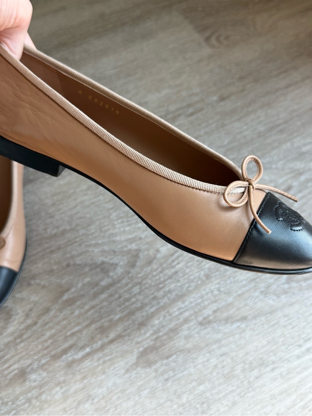 CHANEL 23B Lambskin Dark Beige and Black Leather Cap-Toe Ballet Flats Size 38 - Picture 7 of 12